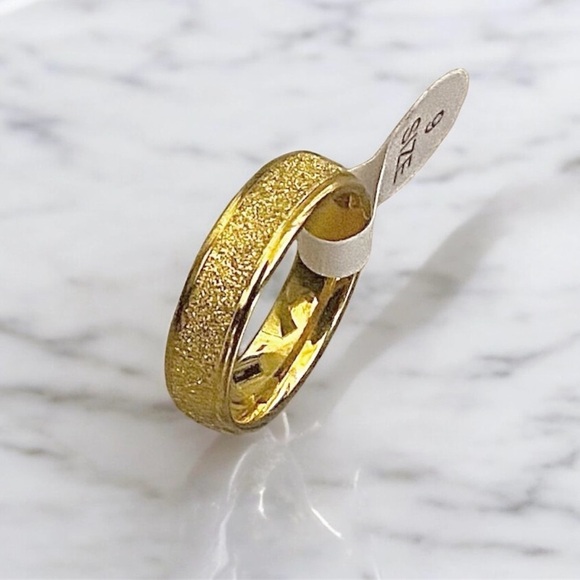 Exclusive sale: Stainless Steel 6mm gold ring - Size 9 - Picture 3 of 5